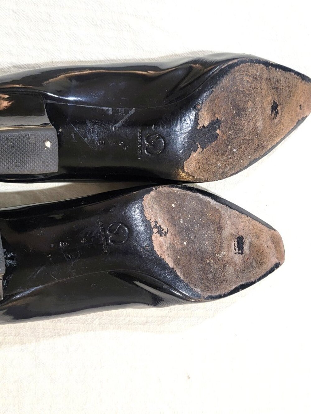 Vintage St. John Black Patent Leather Gold Accent Pump - Picture 4 of 5